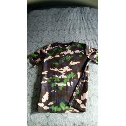 T shirts met legerprint