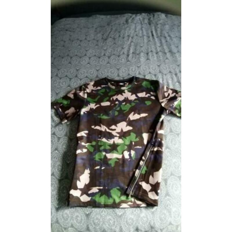 T shirts met legerprint