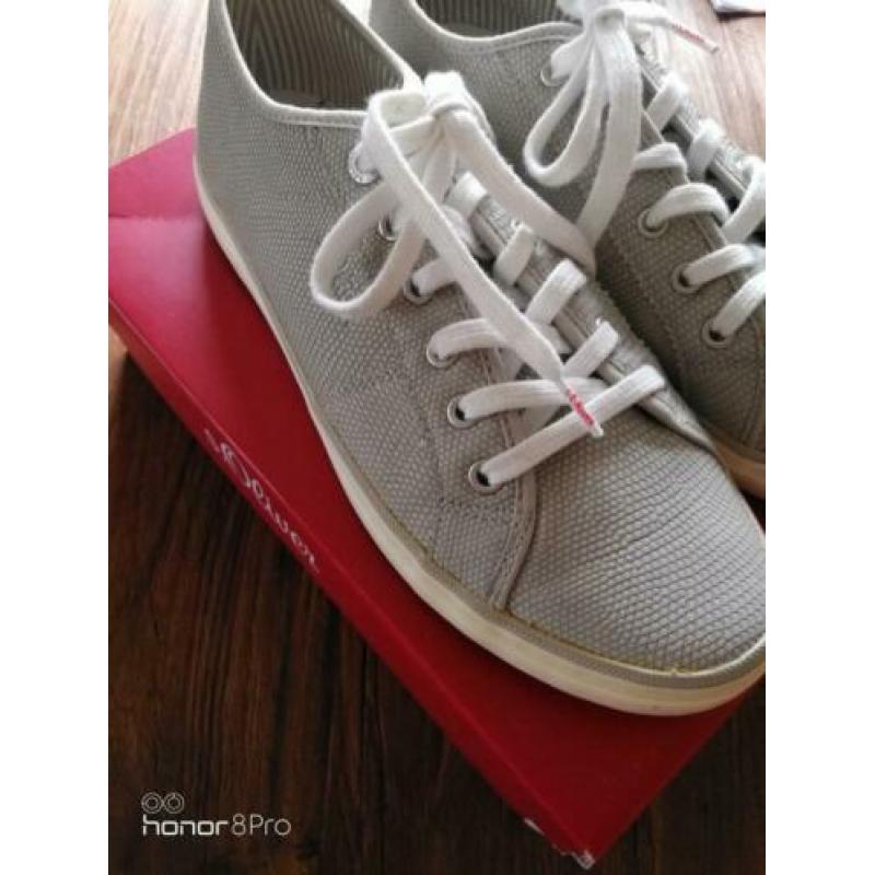 Sandalen en sneakers maat 42 10 euro pp