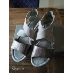 Sandalen en sneakers maat 42 10 euro pp