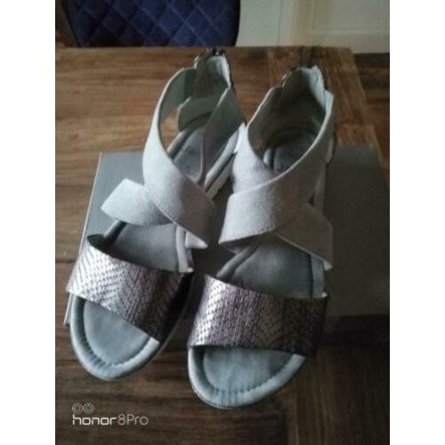 Sandalen en sneakers maat 42 10 euro pp