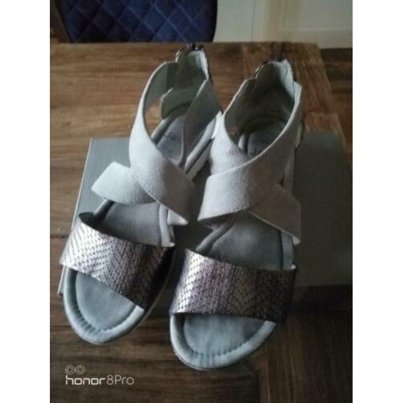 Sandalen en sneakers maat 42 10 euro pp