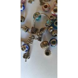 Soort Pandora armband + losse bedels