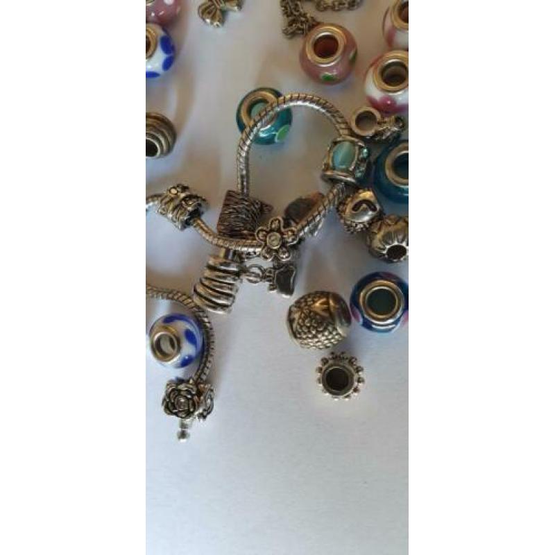 Soort Pandora armband + losse bedels