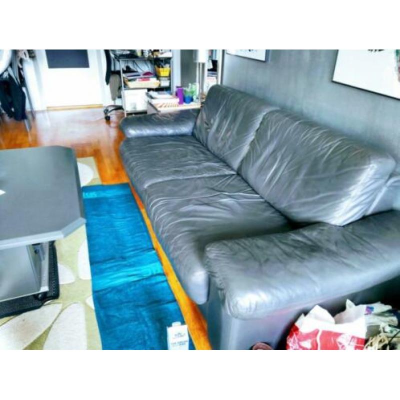 3,5 leren bank gratis en 2 woonkamer stoelen te koop