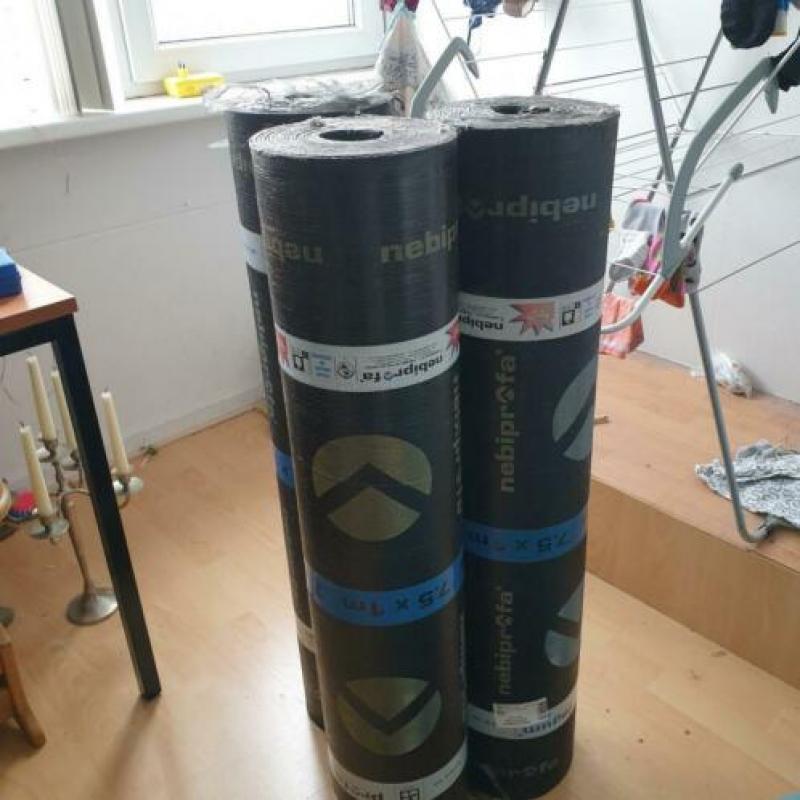 Dakleer wat ik over heb. 3 rollen van 7,5×1m zwart van kleur