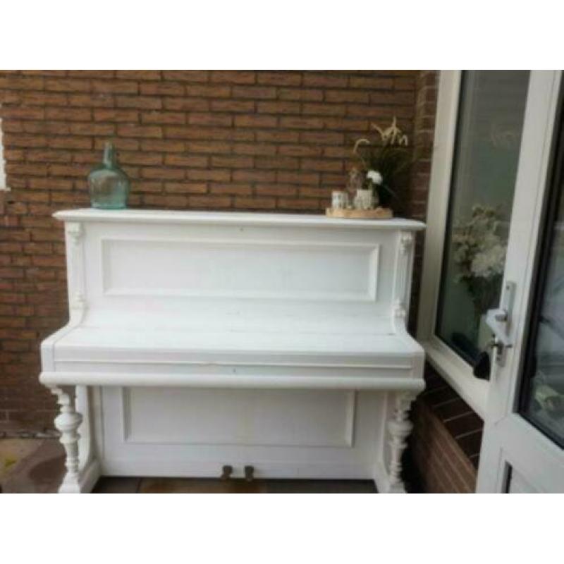 Mooie sierlijke piano