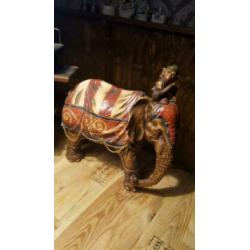 Circus tafereel met olifant en beer in kar