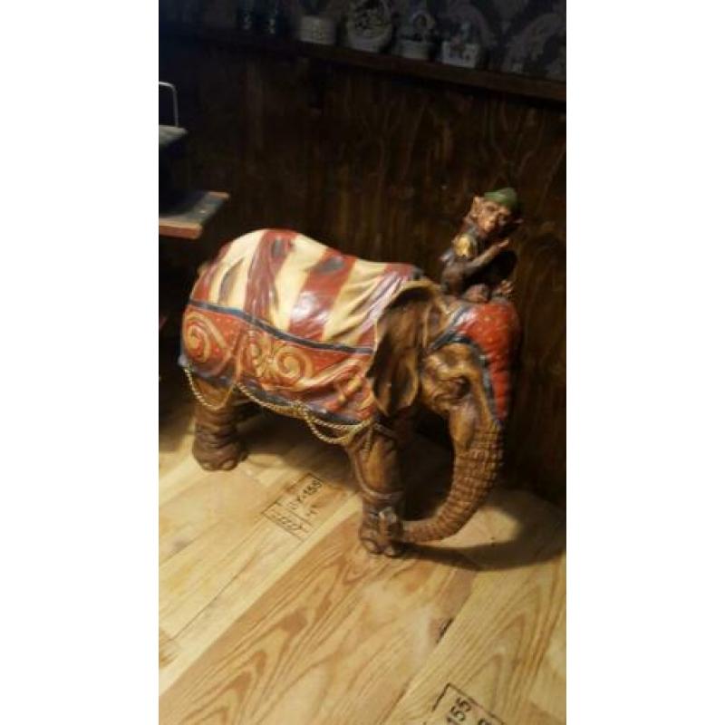 Circus tafereel met olifant en beer in kar