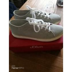 Sandalen en sneakers maat 42 10 euro pp