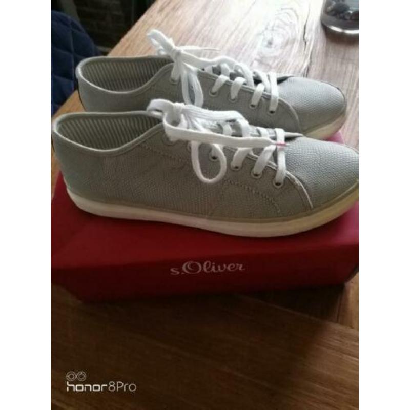 Sandalen en sneakers maat 42 10 euro pp