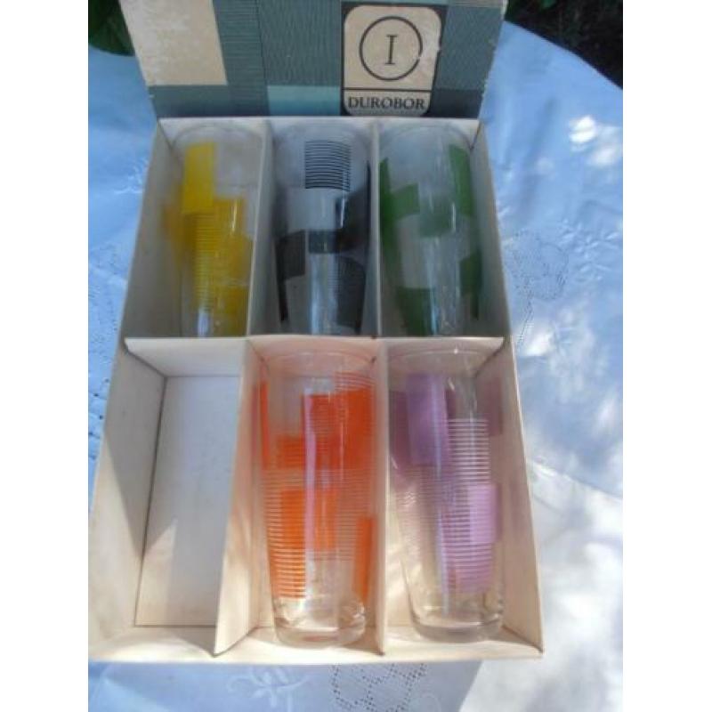 Doos met vintage kleurrijke glazen/Durobar
