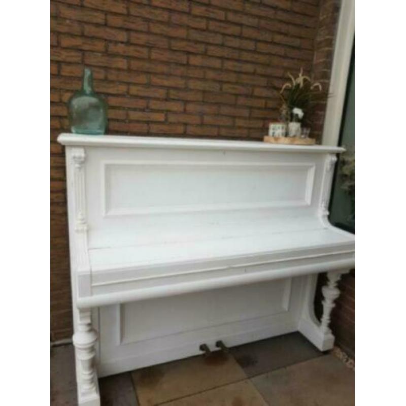 Mooie sierlijke piano
