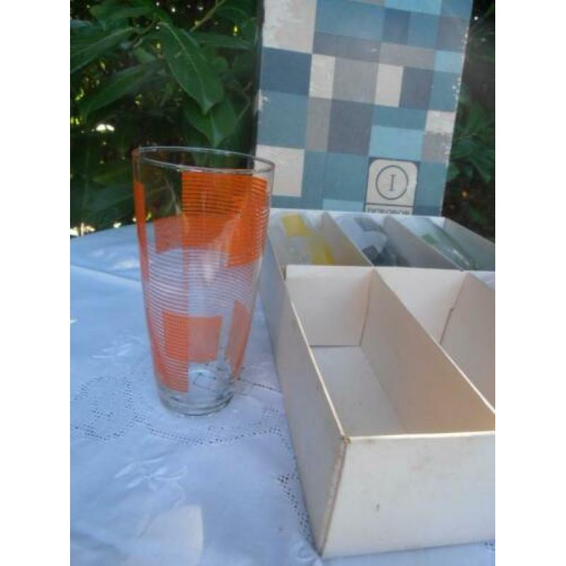 Doos met vintage kleurrijke glazen/Durobar