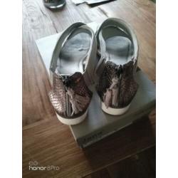 Sandalen en sneakers maat 42 10 euro pp