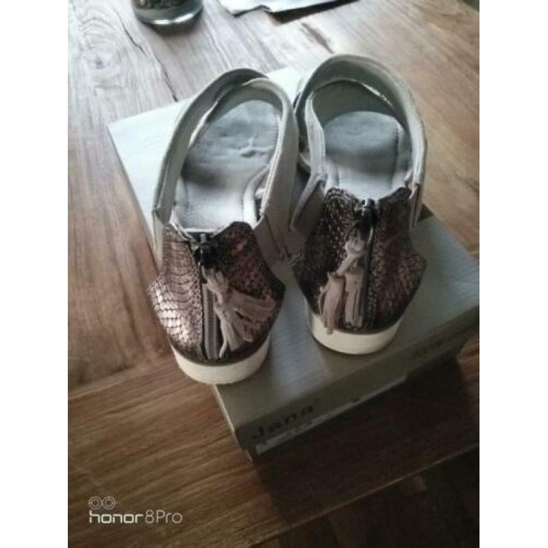 Sandalen en sneakers maat 42 10 euro pp