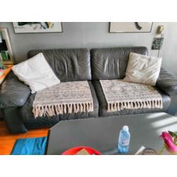 3,5 leren bank gratis en 2 woonkamer stoelen te koop