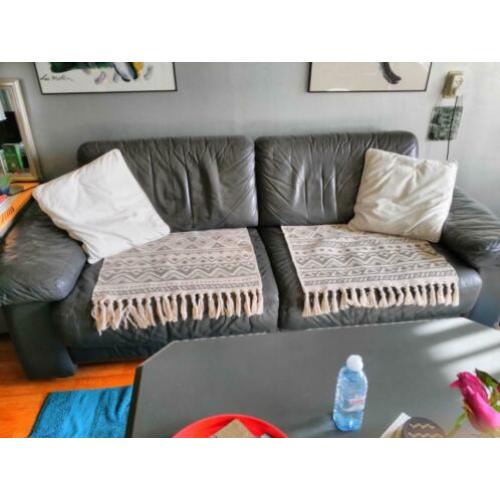 3,5 leren bank gratis en 2 woonkamer stoelen te koop