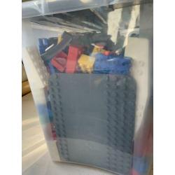Krat (60 liter) met heel veel Duplo