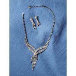 Blauw nieuw chique maat 38, 40 of 42, clutch/ketting/oorbel