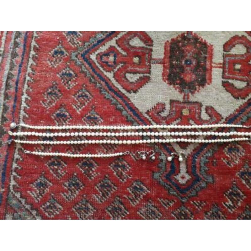 3 parelkettingen 47 cm, 1 armband 19.5 cm, 2 paar oorbellen