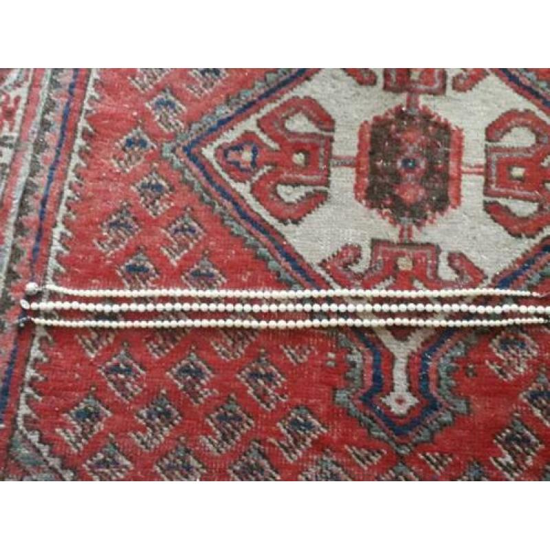 3 parelkettingen 47 cm, 1 armband 19.5 cm, 2 paar oorbellen