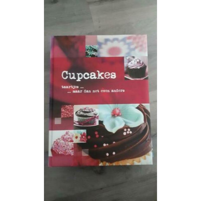 6 nieuwe kookboeken (taarten / cupcakes etc) nieuw
