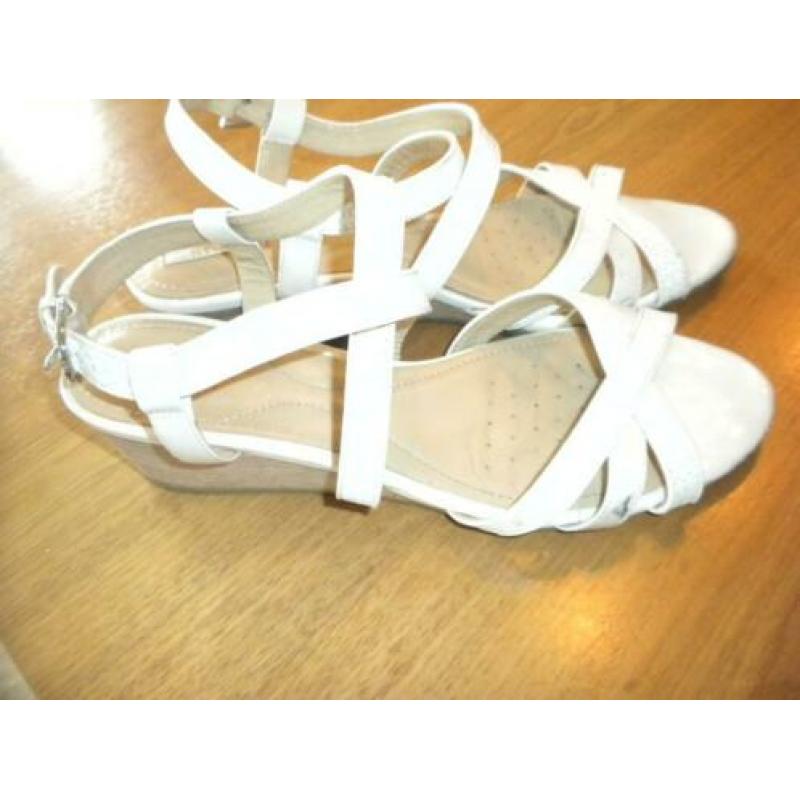 Witte Geox sandalen, sleehak en wit leren bandjes