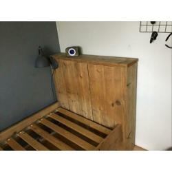 Te koop stoer bed van steigerhout.