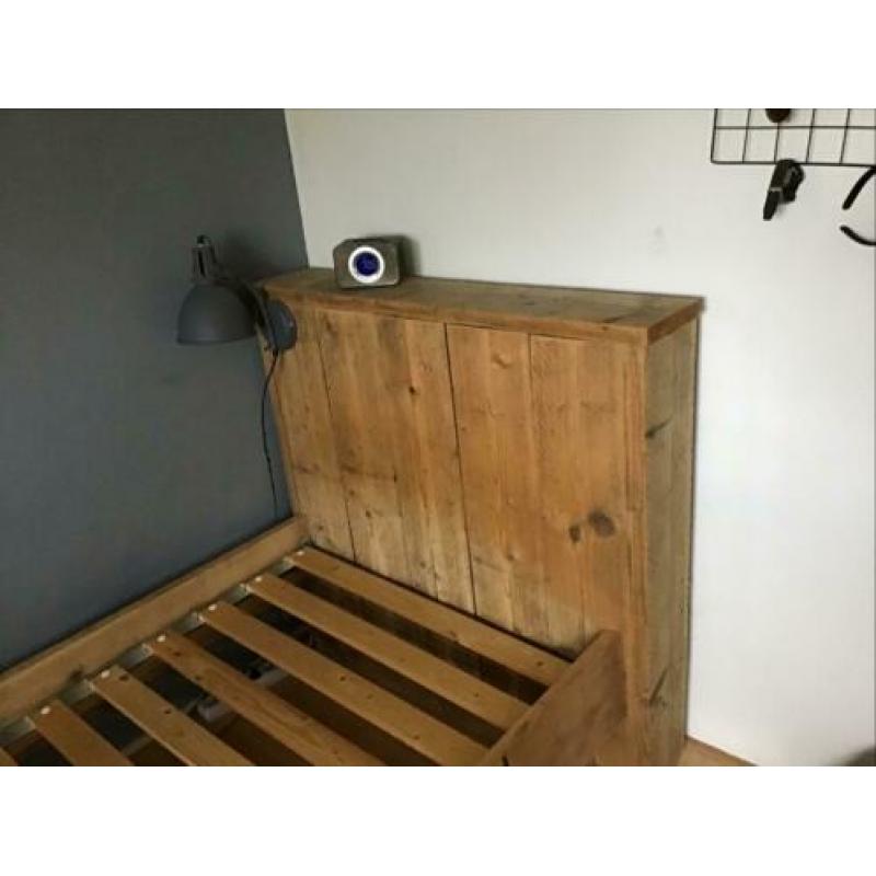 Te koop stoer bed van steigerhout.