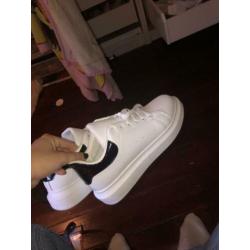 Gave witte sneakers!