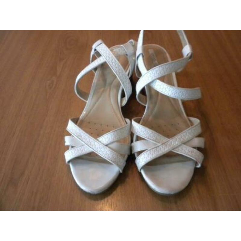 Witte Geox sandalen, sleehak en wit leren bandjes