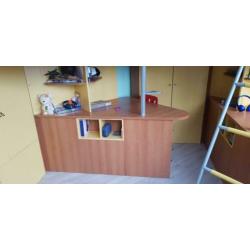 2 luxe hoogslapers met alles erop en eraan, bureau + stoelen