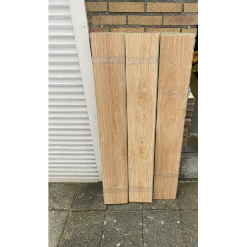 Klik laminaat 35m2 incl ondervloer en plinten is uitgehaald