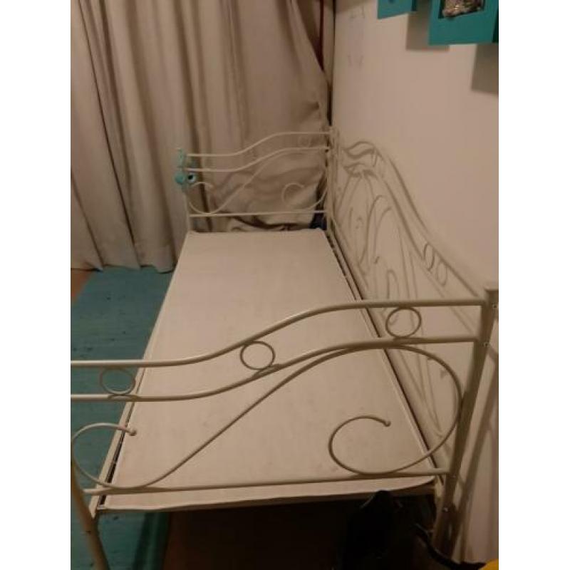 Metalen meisjesbed met krullen