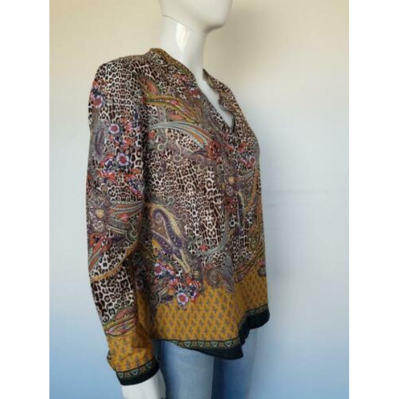 Emily van den Bergh blouse. Mt. 42. All over print.
