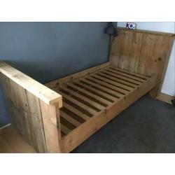 Te koop stoer bed van steigerhout.