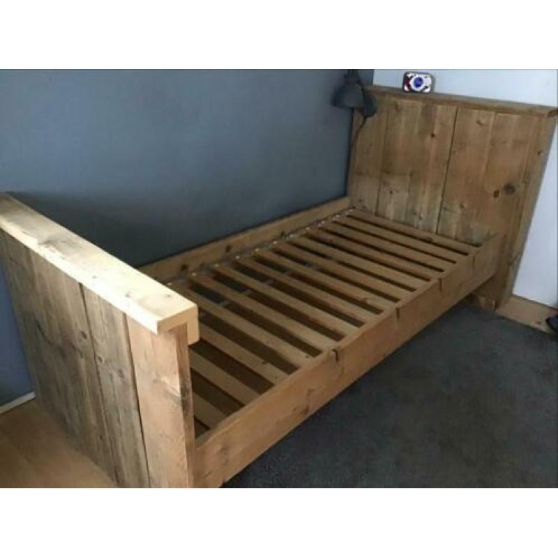 Te koop stoer bed van steigerhout.