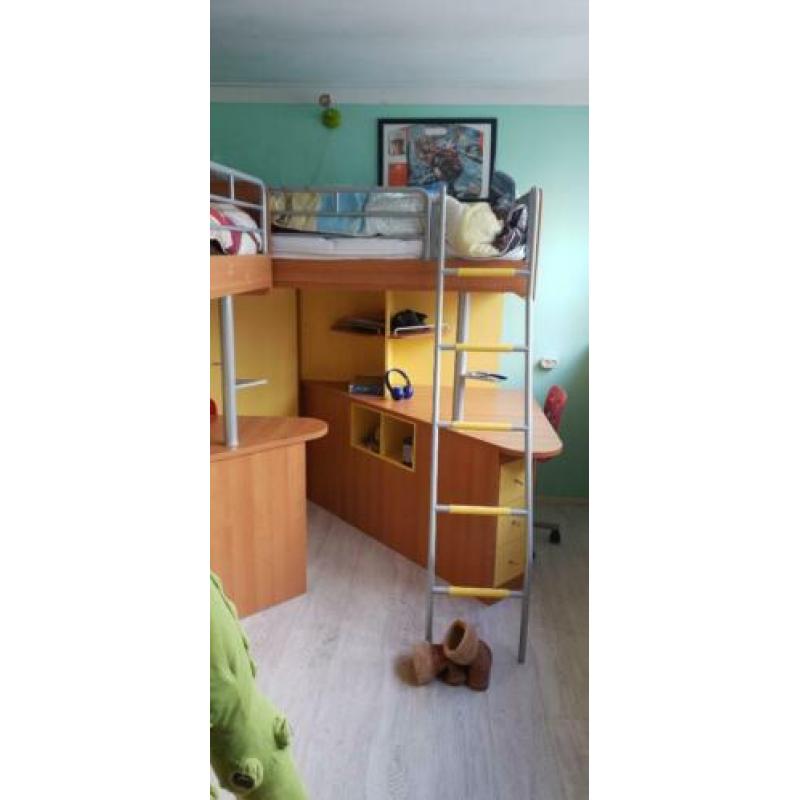 2 luxe hoogslapers met alles erop en eraan, bureau + stoelen