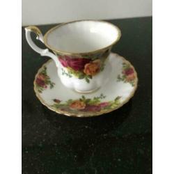 ROYAL ALBERT kop en schotel - klein OLD COUNTRY ROSES