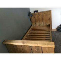 Te koop stoer bed van steigerhout.