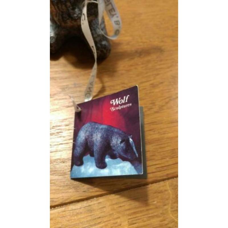 2 vintage beeldjes van WE, A Wolf Original Canada Craft