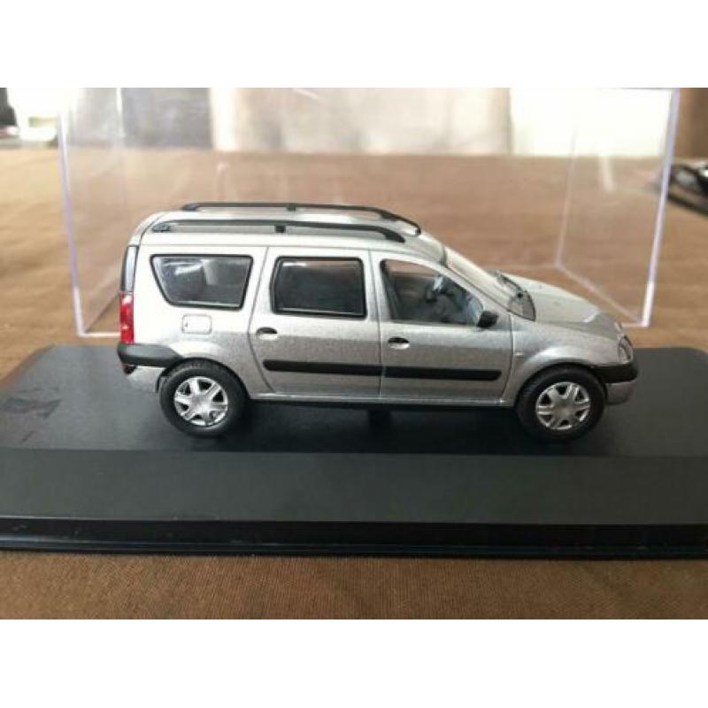 Dacia Logan MCV 2003 zilvergrijs In Doosje Solido,Norev-UH