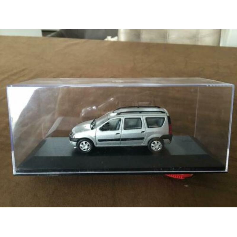Dacia Logan MCV 2003 zilvergrijs In Doosje Solido,Norev-UH