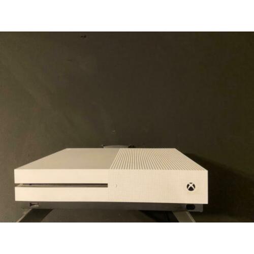 xbox one S+ 2 elite controllers