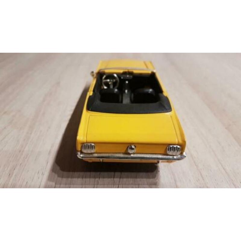 Model auto Mustang 1964 Geel 1:24