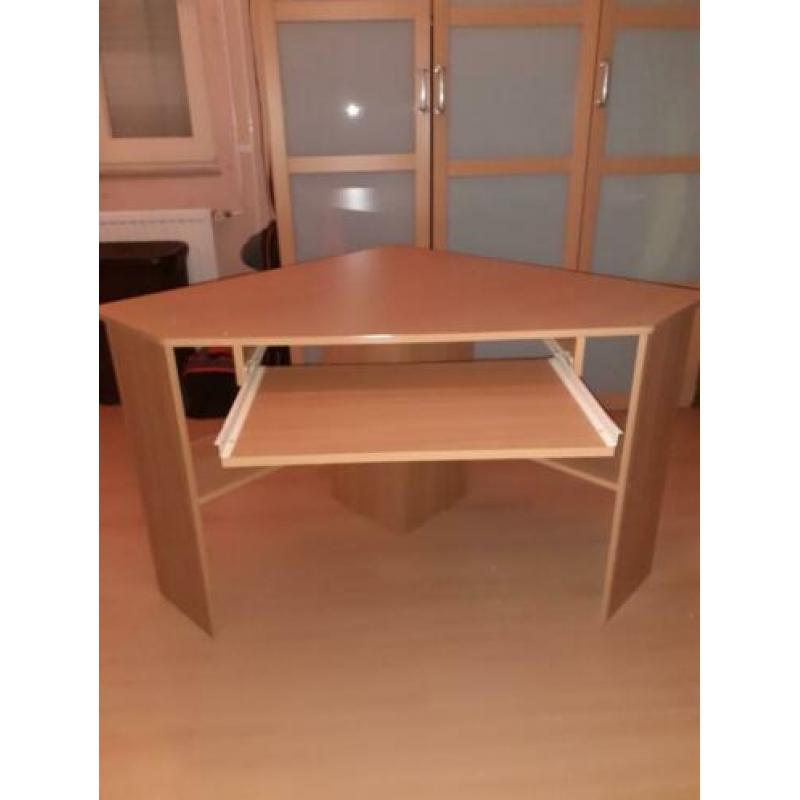 Eenvoudig hoekbureau
