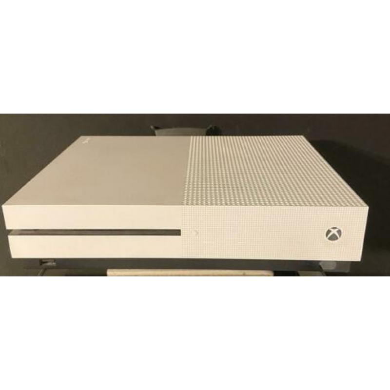 xbox one S+ 2 elite controllers