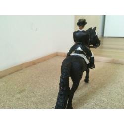 Schleich Fries dressuurpaard met ruiter