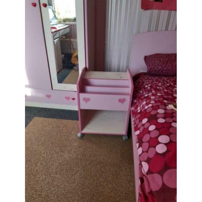 mKamer.meisjeslap bed,kast en nachtkastje